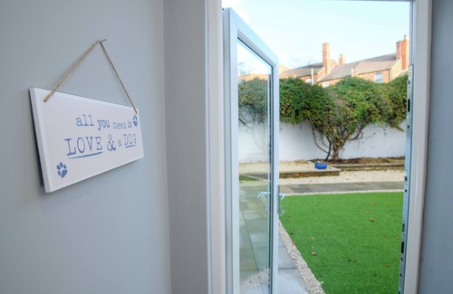 Lincoln House | private garden city center 1 bed en-suite room king sized bed free wifi