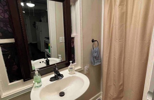 Independence House | Private Guest House, Quick City Access!