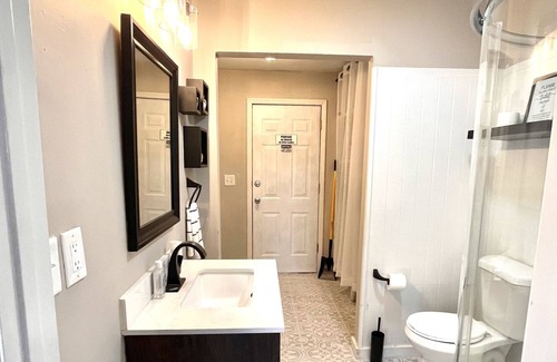 Dahlonega Cabin | PRIVATE HILL TOP RUSTIC CABIN! 8 MINS TO SQUARE! MOUNTAIN VIEWS DURING FALL!