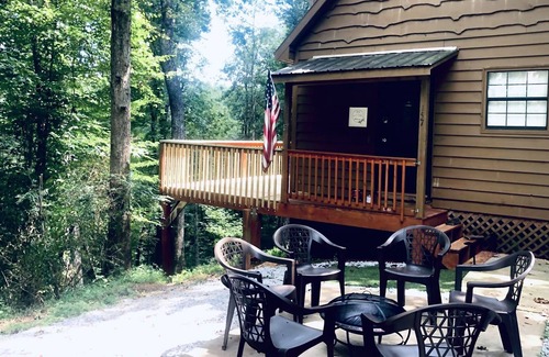 Dahlonega Cabin | PRIVATE HILL TOP RUSTIC CABIN! 8 MINS TO SQUARE! MOUNTAIN VIEWS DURING FALL!