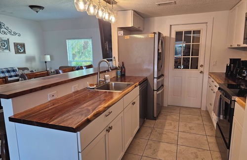 Flor-a-mar House | Private Home in desirable Gulf Harbors neighborhood