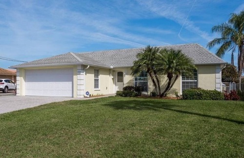 Flor-a-mar House | Private Home in desirable Gulf Harbors neighborhood
