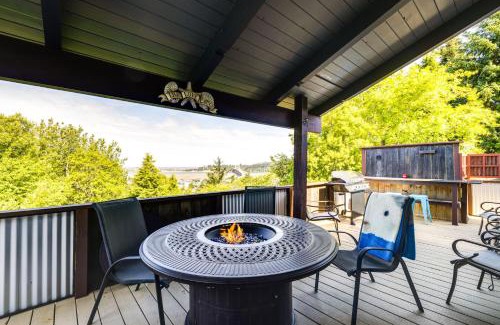 Waldport House | Private Hot Tub and Views Lovely Waldport Home