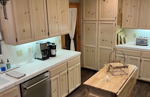 Twain Harte Cabin | Private Lake Access, Pet friendly, Hot Tub, Ski, Boating, Golf, Family Retreat!