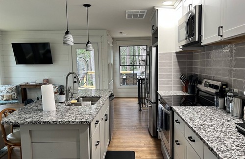 Mountain Rest House | Private Lake/Hot Tub/Large Deck/Rest & Relax/Kayaks & Canoe