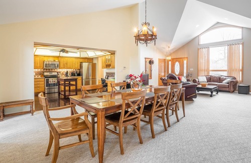 Twin Lakes House | 🌲☀️Private Lakefront prop. with Kayaks, Paddle boards, boat rental PVT dock☀️🌲