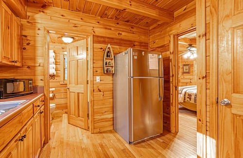 Lake Lure Cabin | Private log cabin.Lake/beach/River/Mountains/HOT TUB open!/FREE nite w/3 Mar