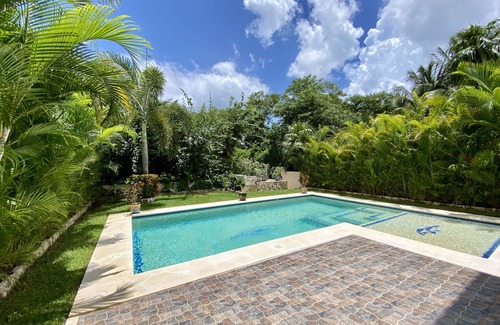 Puerto Aventuras Villa | Private luxury 4 bedroom villa with pool - walking distance to beach and marina!