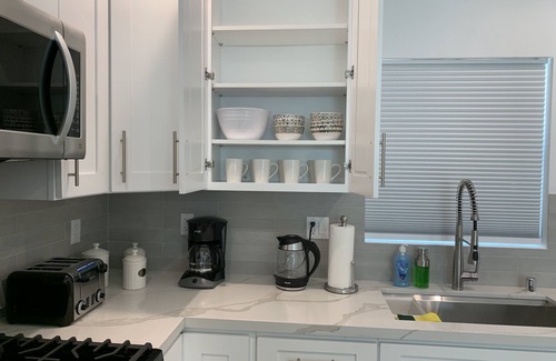 Canoga Park House | Private Modern Guest House In Los Angeles