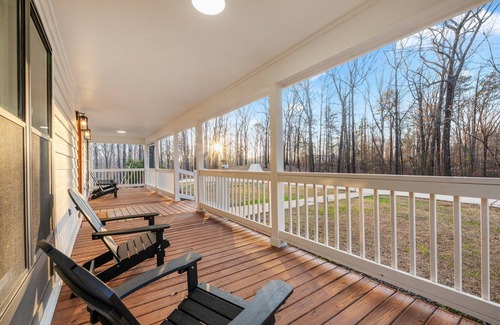 Northport House | Private Northport 4BR Cottage | Hot Tub, Game room, Workspace, Mins to DT UA