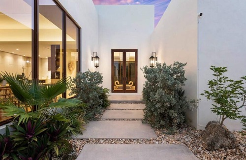 Bayside Historic District Villa | Private Oasis with Pool sleeps 12, Brand new !