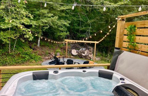 Dahlonega House | Private Pickleball Court, Gym, Arcade, & Hot Tub!