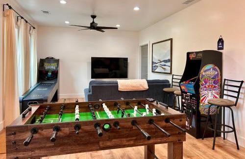 Dahlonega House | Private Pickleball Court, Gym, Arcade, & Hot Tub!