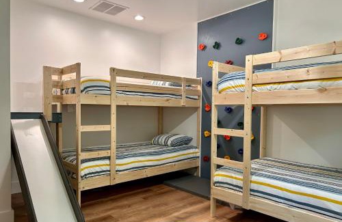 Dahlonega House | Private Pickleball Court, Gym, Arcade, & Hot Tub!