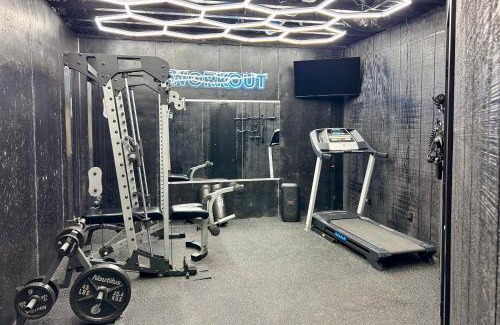 Dahlonega House | Private Pickleball Court, Gym, Arcade, & Hot Tub!