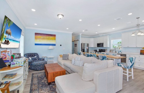 Mid Island House | ☀️Private Pool and Pickleball Court | Short Walk to Beach | Dink or Swim☀️