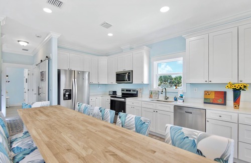 Mid Island House | ☀️Private Pool and Pickleball Court | Short Walk to Beach | Dink or Swim☀️