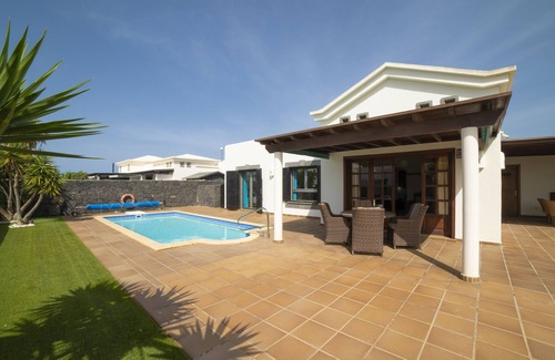 Montana Roja Villa | Private Pool and Air Conditioning, La Goleta, Playa Blanca