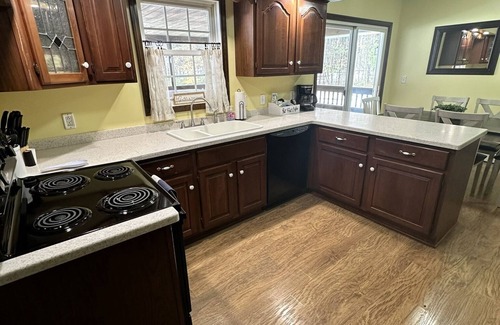 Geneva House | Private- Pool Table, SPIRE, Wine Country, GOTL