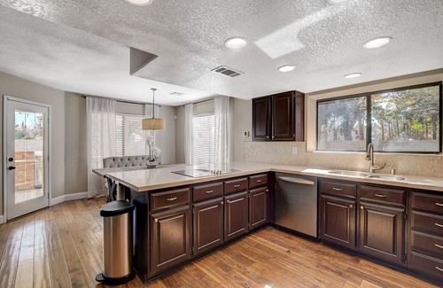 West Sahara House | Private Pool! Tempurpedic and Waldorf Astoria Mattresses