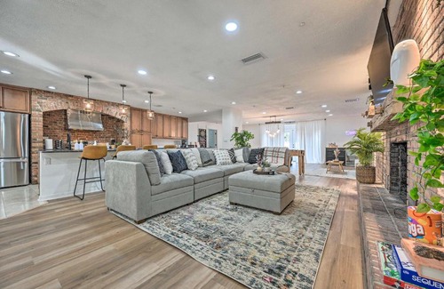 Limona Improvement House | Private Pools and Hot Tubs Luxe Brandon Oasis!