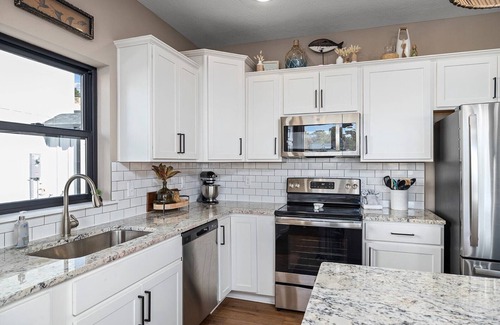 Branson House | Private Putting Green,Lakeview,Hot Tub,Pools,pool table,Pickelball, Pet Friendly