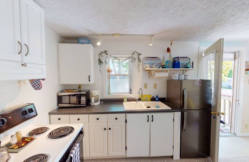 Lakeside House | Private second-floor cottage nestled between Lakeside and Marblehead, sleeps 6!