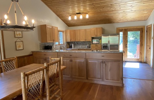 Wilson House | Private, Spacious Retreat 5 minutes South of Wilson! Discounts for long stays!