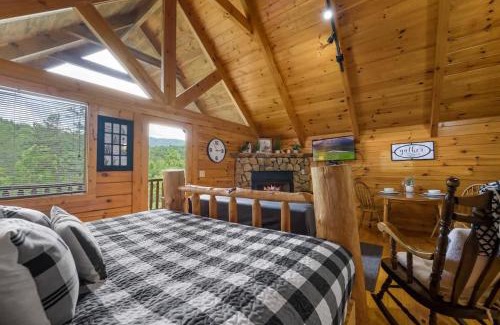 Sevierville House | Private Studio Log Cabin! Mountain View, Hot Tub, Fireplace, Honeymoon!