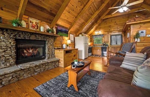 Sevierville Cabin | Private Studio Log Cabin! Hot Tub,Fireplace,Relax!