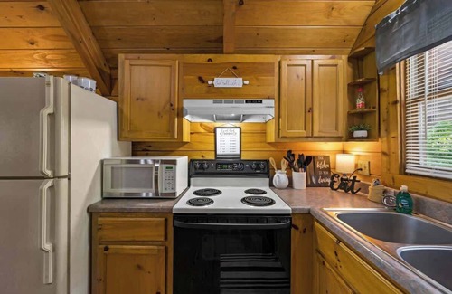 Sevierville Cabin | Private Studio Log Cabin! Hot Tub,Fireplace,Relax!