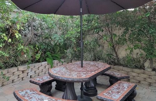Beverly Hills Apartment | Private studio w/kitchen & parking space by the Mr C. Hotel! 5 min to Rodeo Dr