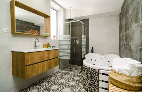 Tiberias Cabin | Private Suite's that provides comfort and beauty to our guests!