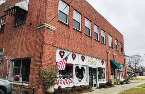 Ponchatoula Apartment | Private Upstairs Apartment in Historic Building Sleeps 6