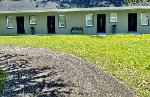 Perry Villa | Private Villa 5 min to Perry Fair Grounds, Eateries, Cafe, Shops & Locale Music.