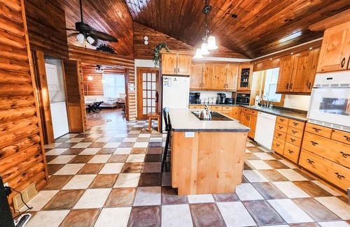 Lac du Bonnet Cabin | Private Waterfront Cabin with Hot Tub & Boat Dock with Swim Ladder