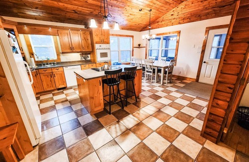 Lac du Bonnet Cabin | Private Waterfront Cabin with Hot Tub & Boat Dock with Swim Ladder