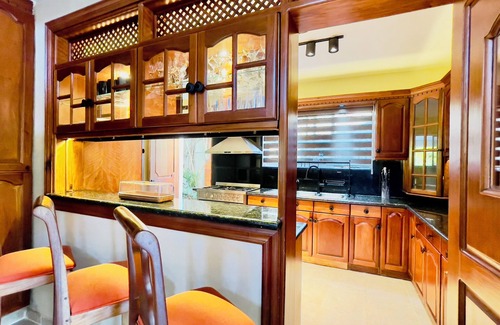 Jarabacoa Villa | Propiedad de fácil acceso, jacuzzi y piscina climatizada en Jarabacoa. n