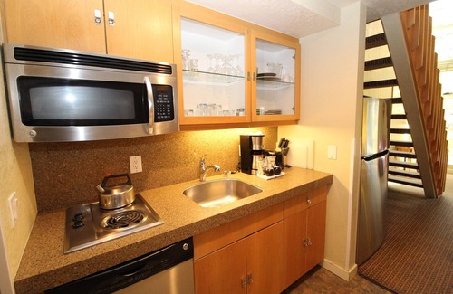 Olympic Valley Condo | PT Lodge: Ski-in/out Studio plus Loft with full-size refrig,