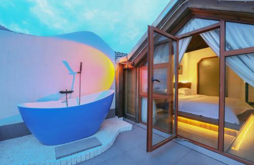 Wulingyuan Hotel | Pure House-Free Shuttle Service to South Gate of the Forest Park,Attraction Tickets Serivce in advance,A spacious 2,000-square-meter garden,Featured Resturant , Mount View, Nature and Tranquility