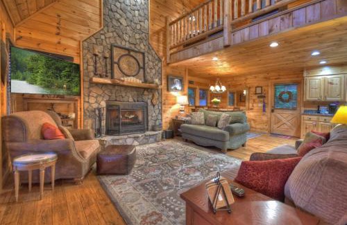 Mineral Bluff Villa | Pursuit of Happiness Mountain luxury hot tub big-screen TVs pet-friendly