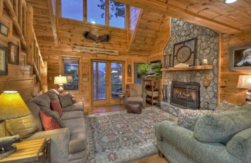 Mineral Bluff Villa | Pursuit of Happiness Mountain luxury hot tub big-screen TVs pet-friendly