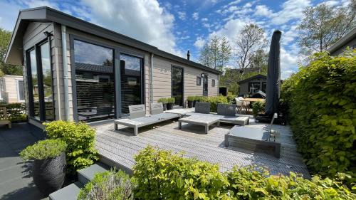 Earnewald Apartment | PUUR Eernewoude luxe chalet direct aan open vaarwater gelegen in de Alde Feanen