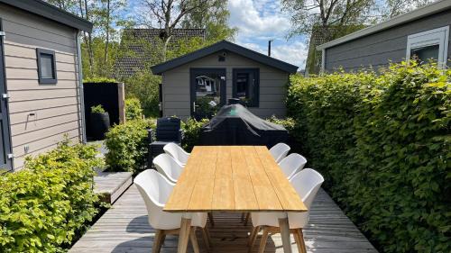 Earnewald Apartment | PUUR Eernewoude luxe chalet direct aan open vaarwater gelegen in de Alde Feanen
