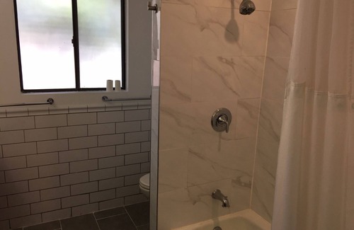 Greenacres House | Quail Park Pool House Close to all in Bakersfield