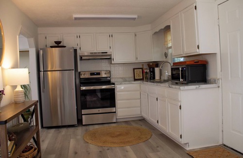 Drake House | Quaint 2-bedroom home on an one acre lot in lovely Alvaton with AC and WiFi.