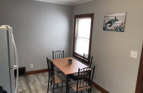 Port Clinton House | QUAINT 2BR LAKE COTTAGE 1 MINUTE WALK TO JET EXPRESS AND RESTAURANTS