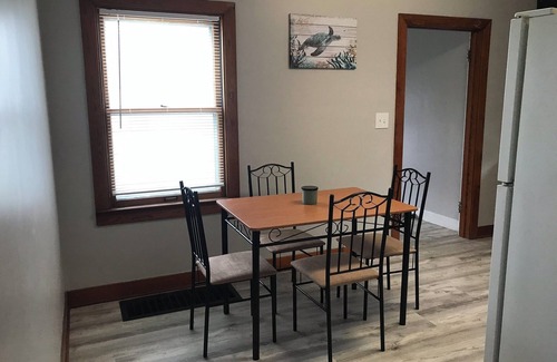 Port Clinton House | QUAINT 2BR LAKE COTTAGE 1 MINUTE WALK TO JET EXPRESS AND RESTAURANTS