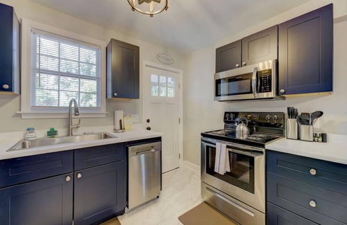 Rosewood House | Quaint and Updated Columbian Cottage: Sleeps four!