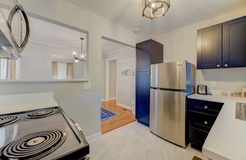 Rosewood House | Quaint and Updated Columbian Cottage: Sleeps four!